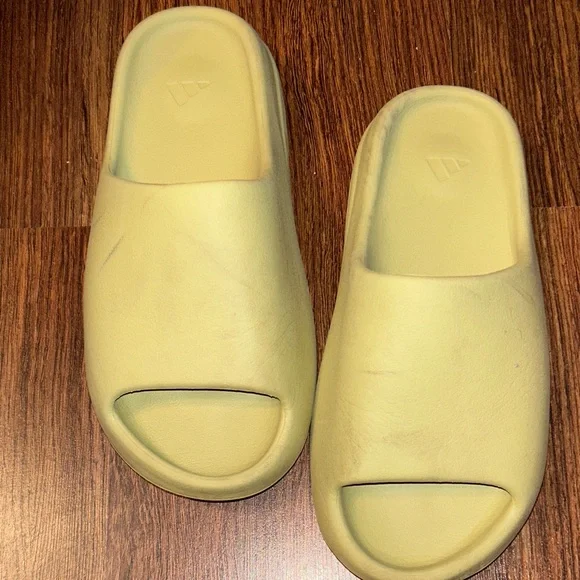 YEEZY slides - Picture 2 of 9